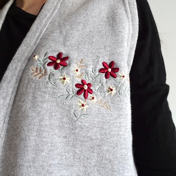 GREY FLOWER EMBROIDERED VEST - Picture 5 of 5